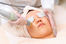 経験豊富な医師または女性看護師による施術